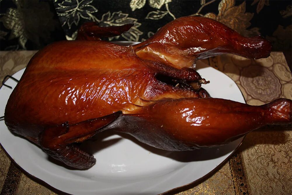 Утка в коптилке. Курица горячего копчения. Утка в коптильне горячего. Коптилка для гуся. Утка в коптильне горячего.