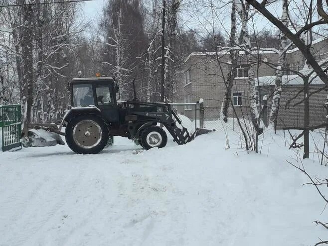 Трактор снять. Трактора убирают снег суксун. мтз убирает снег. гусеничный трактор убирает снег. старые ржавые трактора убирают снег.