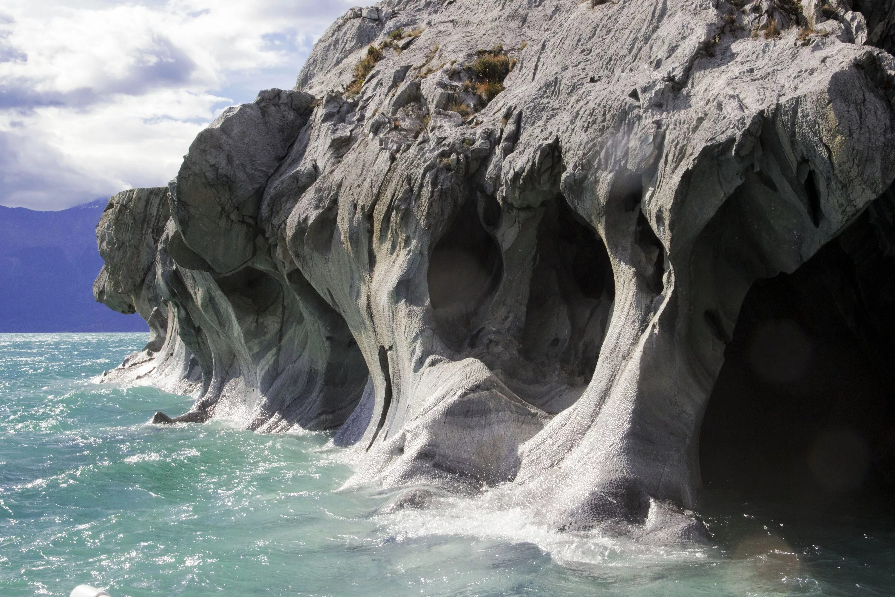 Море иное. Морская пещера. море со скалами. скалы в воде. скалы над водой.