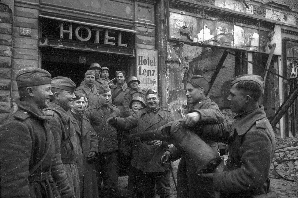 Берлин, май 1945. Победа май 1945 ВОВ. 2 Мая 1945 года Берлин. 1945 - Советские войска полностью овладели столицей Германии Берлином.. Берлин 5 мая 1945