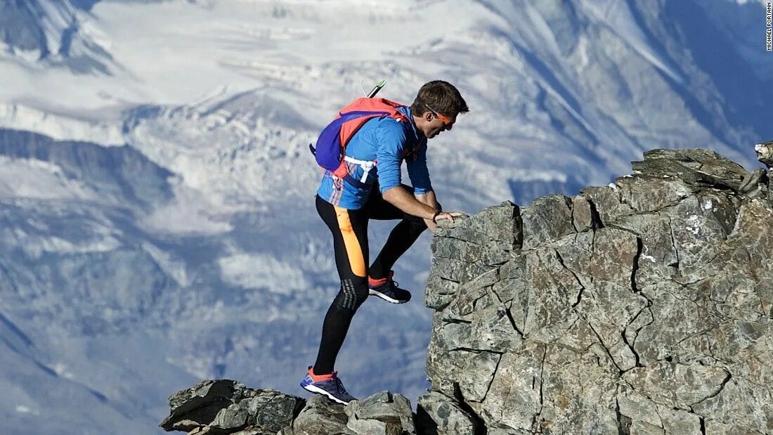 Вершина время работы. Тони Курц альпинист. Подъем в гору. Человек взбирается на гору. Восхождение на гору.