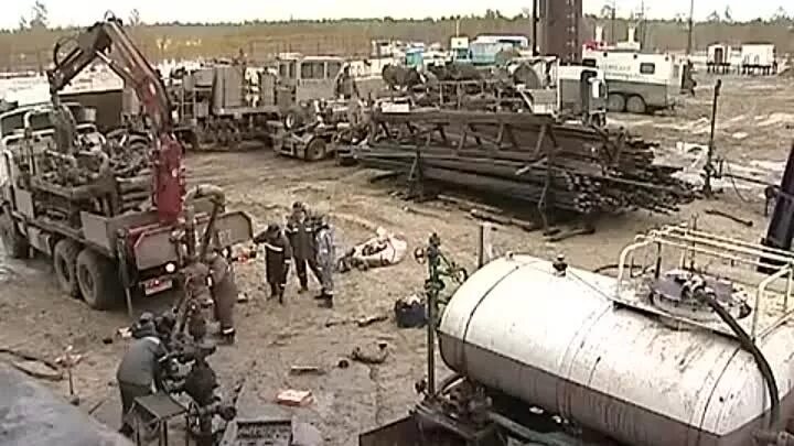 Инженер нефти и газа. Инженер по бурению нефтяных и газовых скважин. Инженер нефтяник. Техника нефтяников. Тяжелая техника нефтяников.