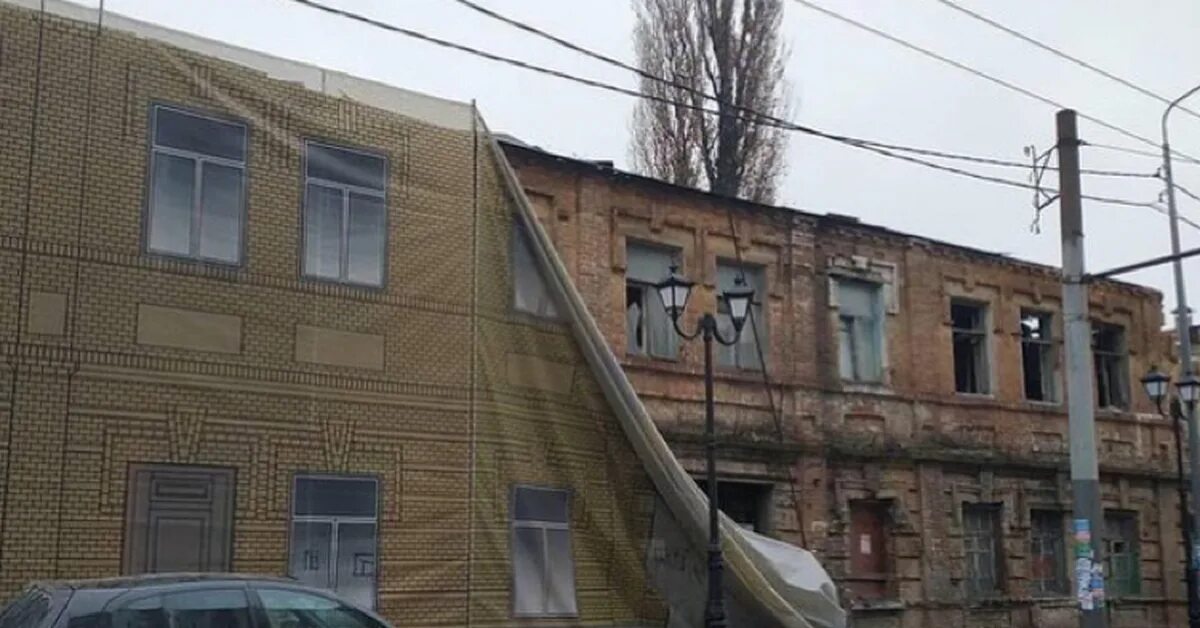 Натянуть здание. Натянуть здание. Монтаж фасадной сетки. Архитектура виктора энрича. Сетка фасадная на здании.