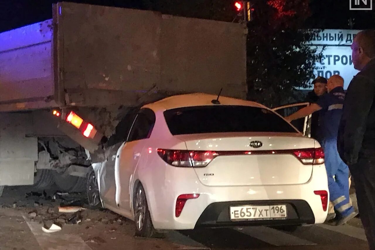 разбитая киа рио 3. Bmw m5 f90 битая. разбитая 2020. машину разорвало на две части. разбитая bmw e60.