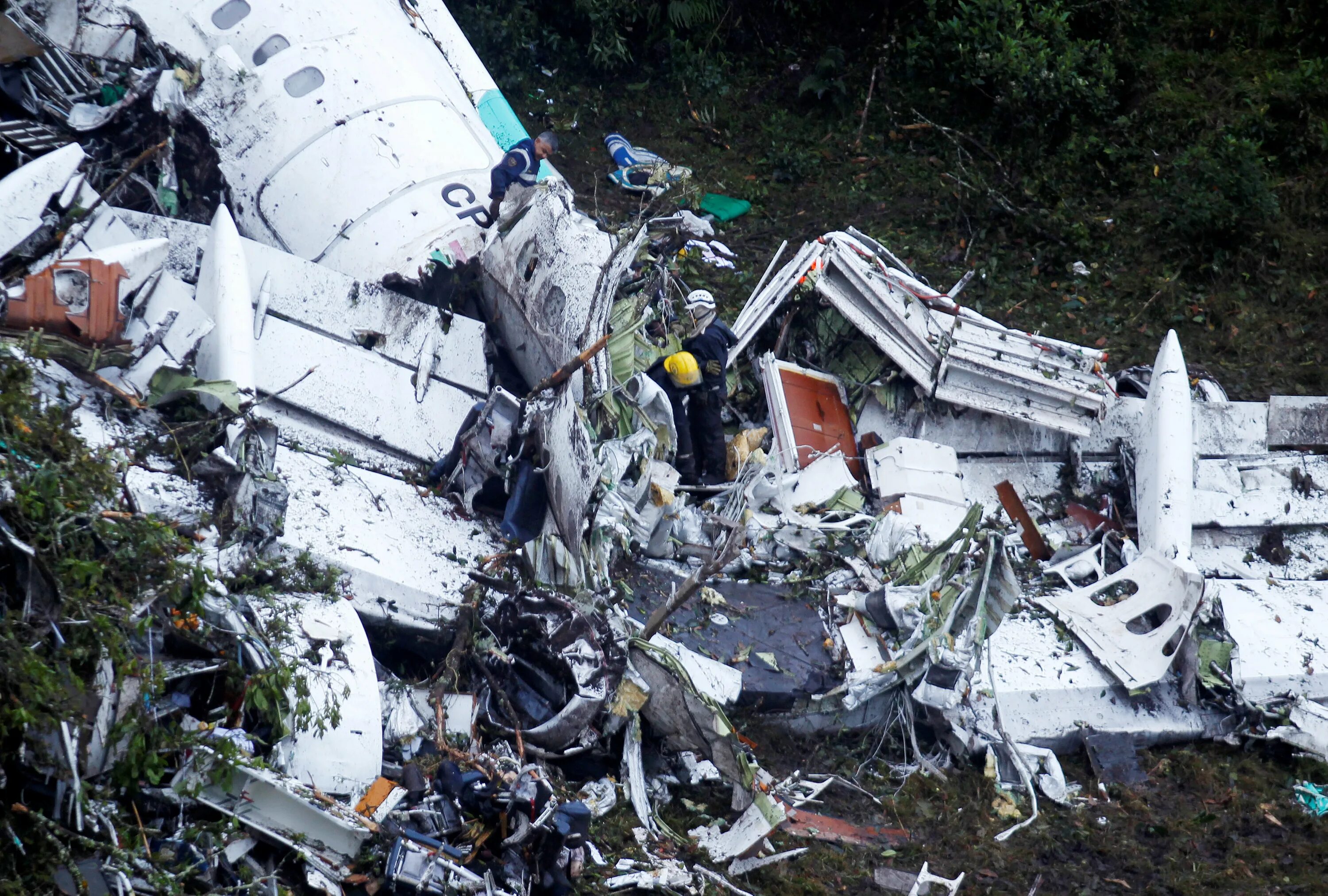 Списки разбившегося самолета. Катастрофа Bae 146 в Колумбии. Шапекоэнсе авиакатастрофа. Катастрофа шаттла Колумбия 2016. Катастрофа Колумбии в 2003.