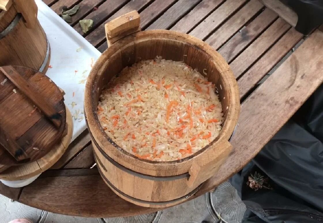 Бочка для квашения. Кадка для капусты. бочка для квашения капусты. дошники для квашения капусты. бочонки для закваски капусты.