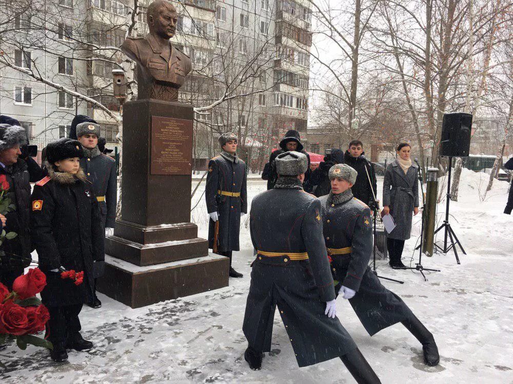 Вдова погибшего при исполнении. Вдова героя России. Потапов герой России вдова. Вдова героя России выплаты. Фото вдов погибших героев.