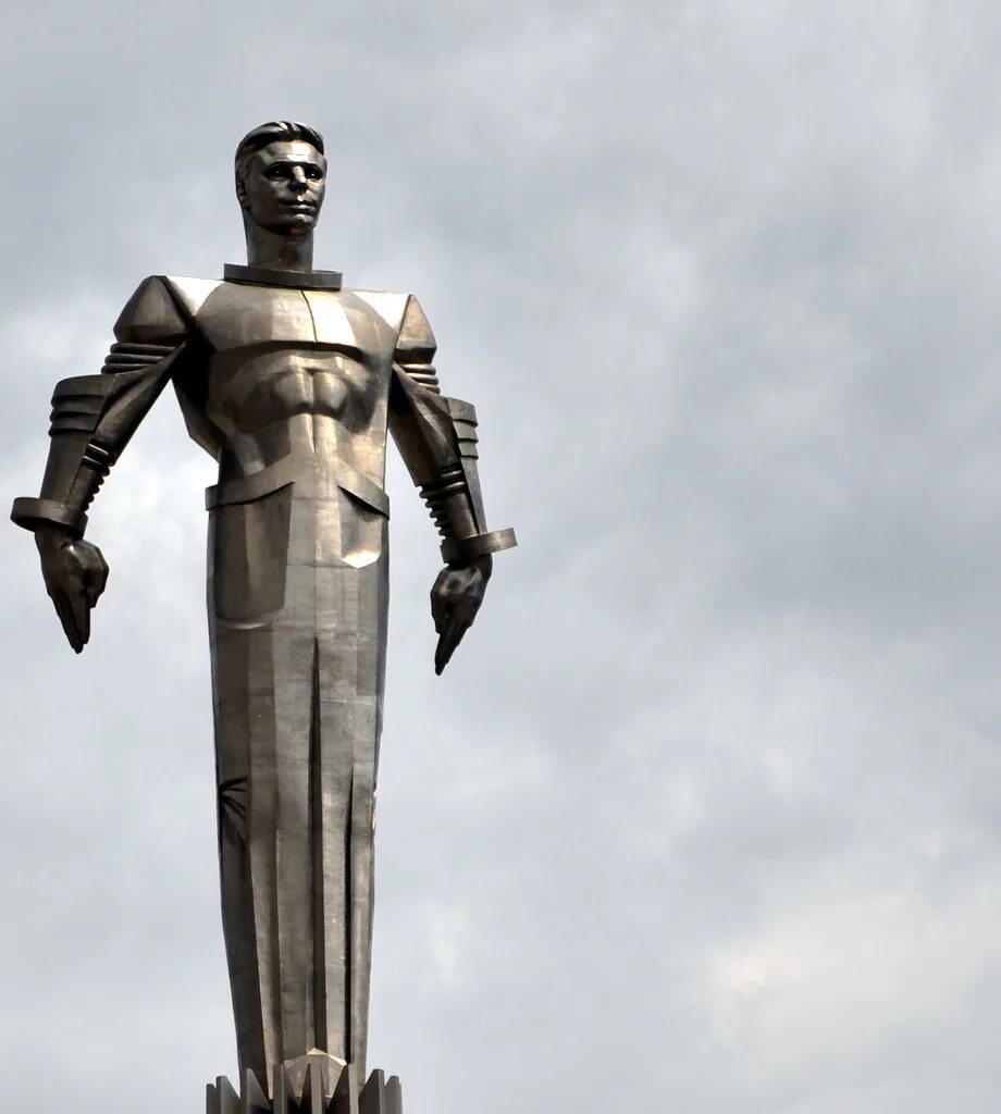 Монумент Юрию Гагарину. Памятник Юрия Гагарина в Москве. Памятник Юрию Гагарину. Статуя Юрия Гагарина в Москве.