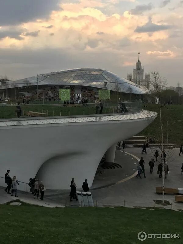 Парк зарядье мост над рекой. Парк зарядье смотровая. Парк зарядье смотровая. Парк зарядье парящий мост. Парящий мост в москве в парке.