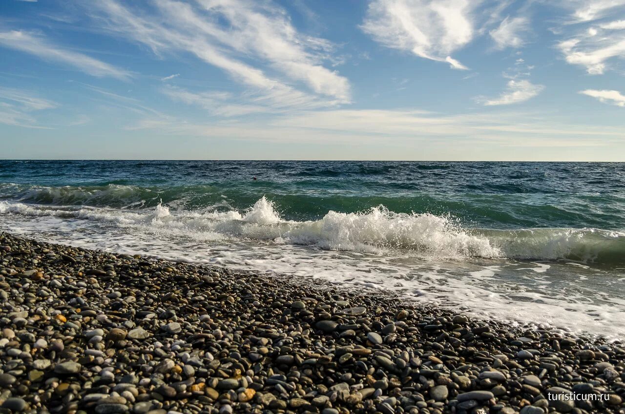 Ехать ли на черное море. Черное море Имеретинская бухта. Пляж Имеретинская бухта Адлер. Галечный пляж Адлер. Имеретинка Адлер.