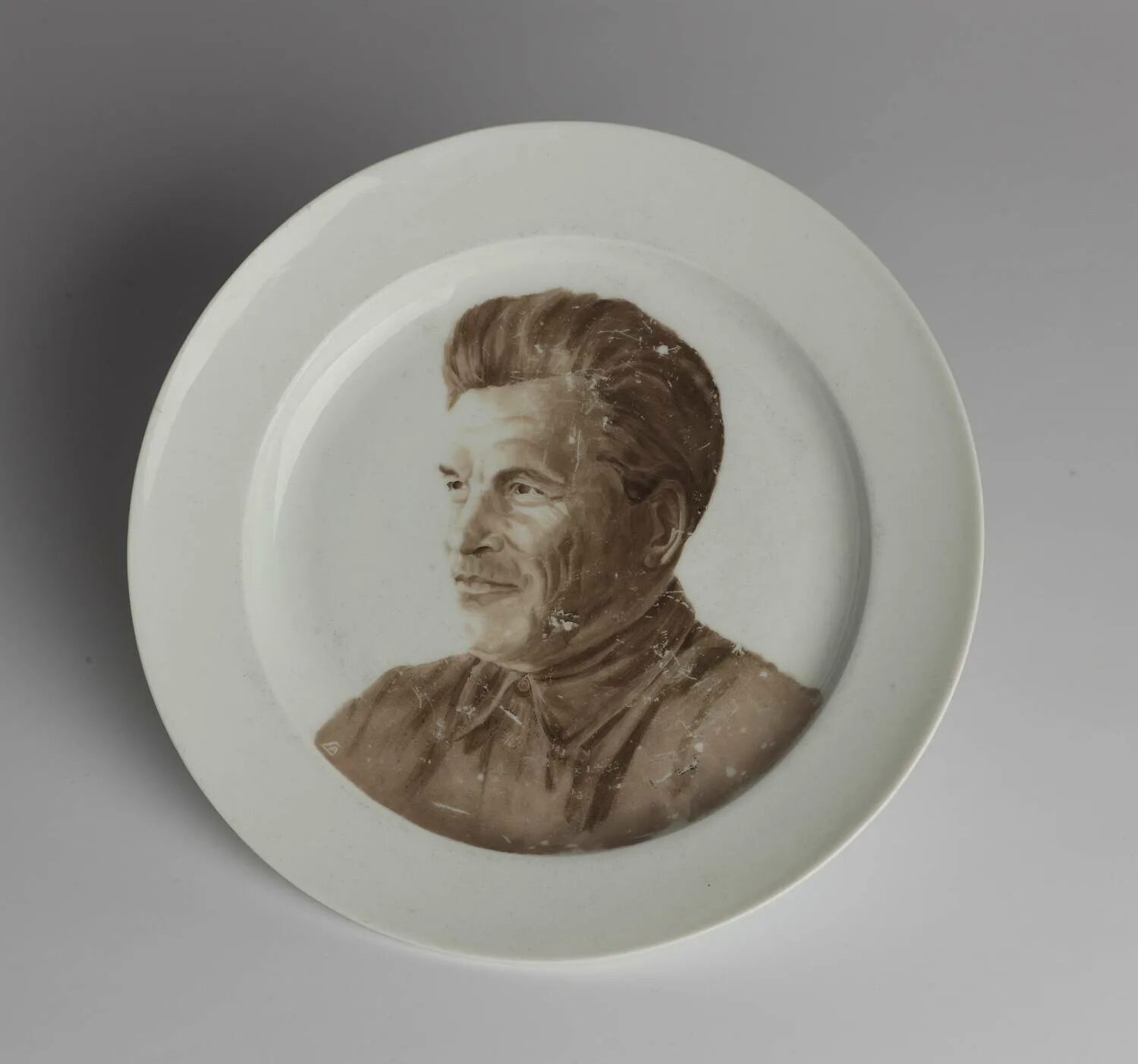 Портрет тарелка. Портрет на тарелке. Тарелка с портретом Сталина. Тарелки с портретами артистов. Тарелки с портретами нацистов.