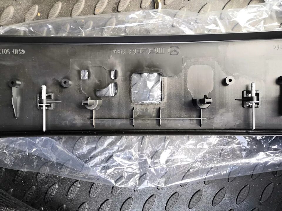 Подиум номера мазда. Gs1d50170e. Mazda gs1d50170e. Подиум под номер Мазда 6. Подиум под номер металлический.