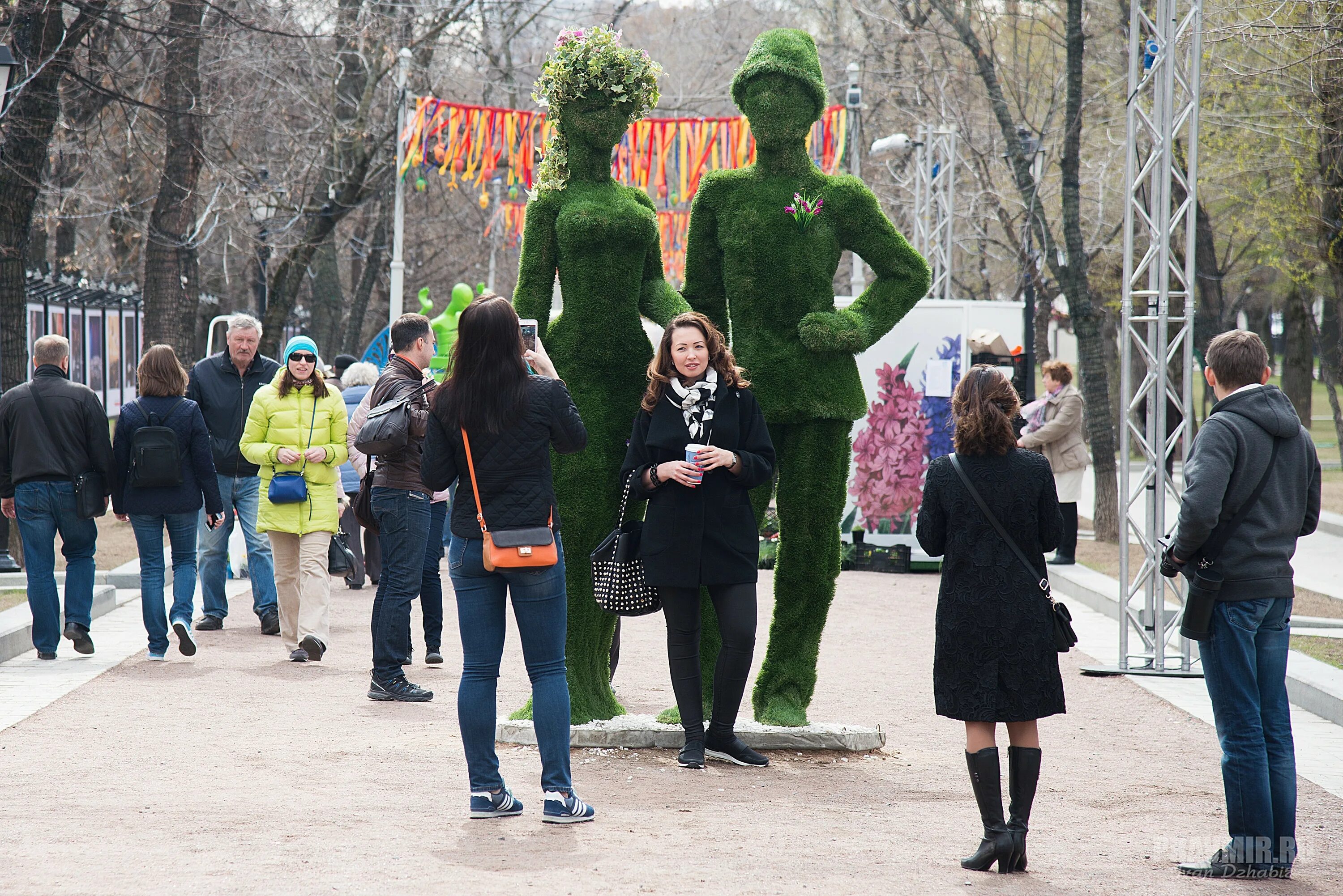 Креативная москва голосование. Москва зеленая баба. Зеленая баба в Москве на Пушкинской. Зеленые скульптуры женщина и мужчина. Статуя безвкусицы.