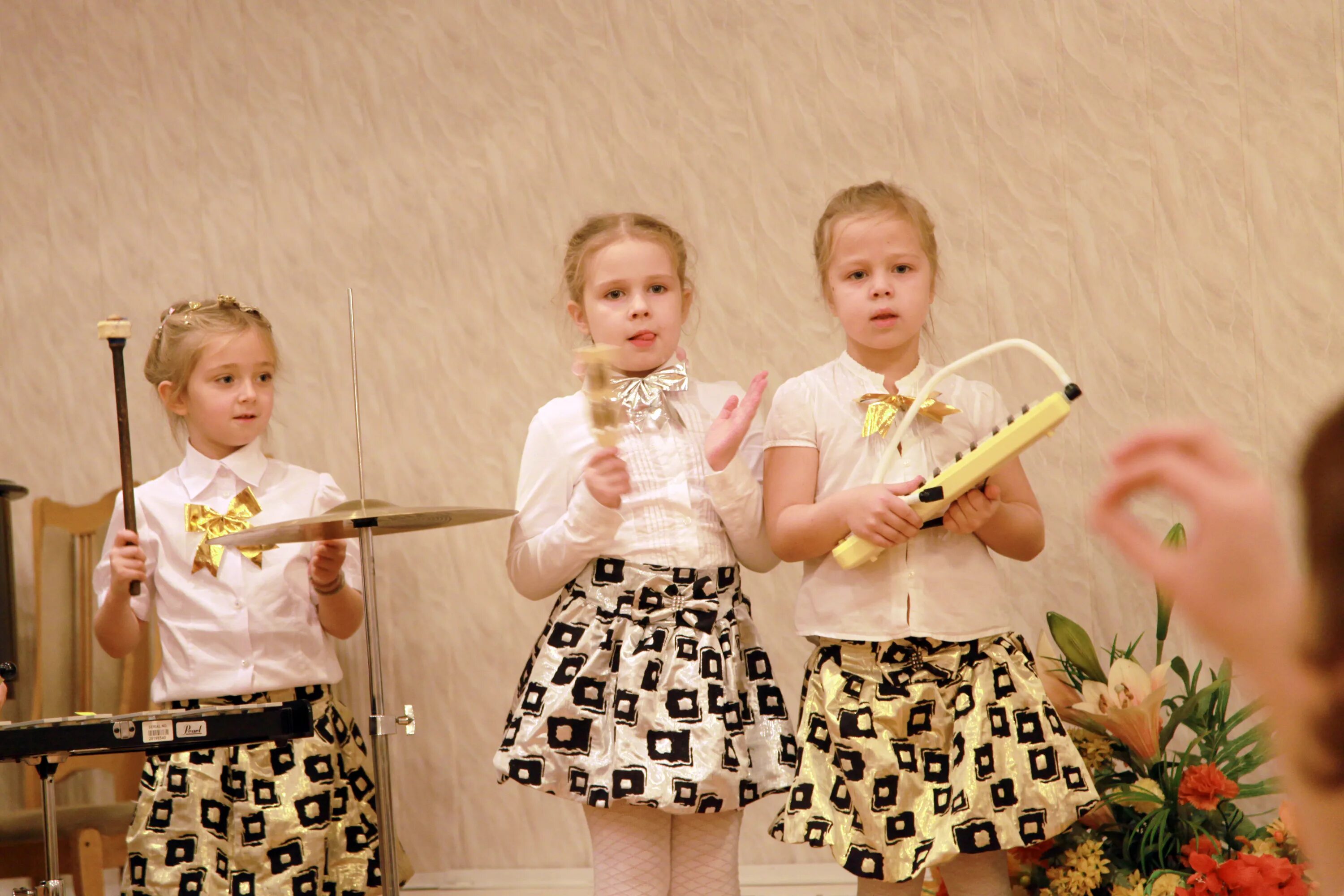 детское музыкальное исполнительство. детское музыкальное исполнительство пение. дети музыканты. балалайка аккордеон. дети в музыкальной школе.