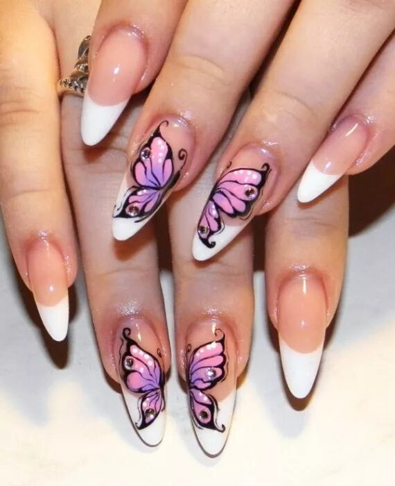Рисунок на миндальных ногтях. Ногти с бабочками. Маникюр с бабочками на длинные ногти. Ногти французский маникюр с рисунком. Нарощенные ногти френч с рисунком.