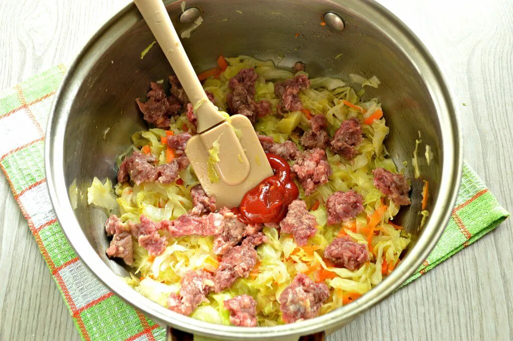 Фарш из свежей капусты. Капуста с фаршем. тушеная капуста с фаршем. капуста с фаршем тушеная на сковороде. капуста тушеная с мясным фаршем.