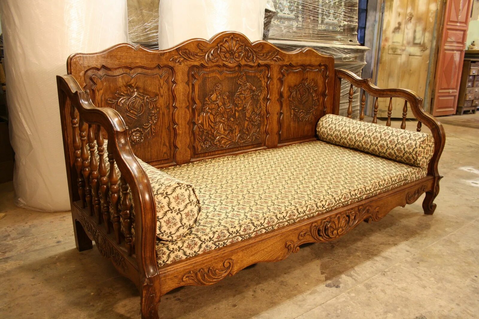 Старина диван. Антикварный диван в стиле Ренессанс. Диван сталинский Ампир. Кабинетный диван сталинский Ампир. Старинный диван.