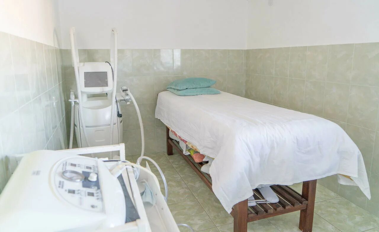 Детокс в пансионате. Тюрьма жира питер. Санаторий тюрьма для жира. Оздоровление в санатории. Отель домик у причала ломоносов.