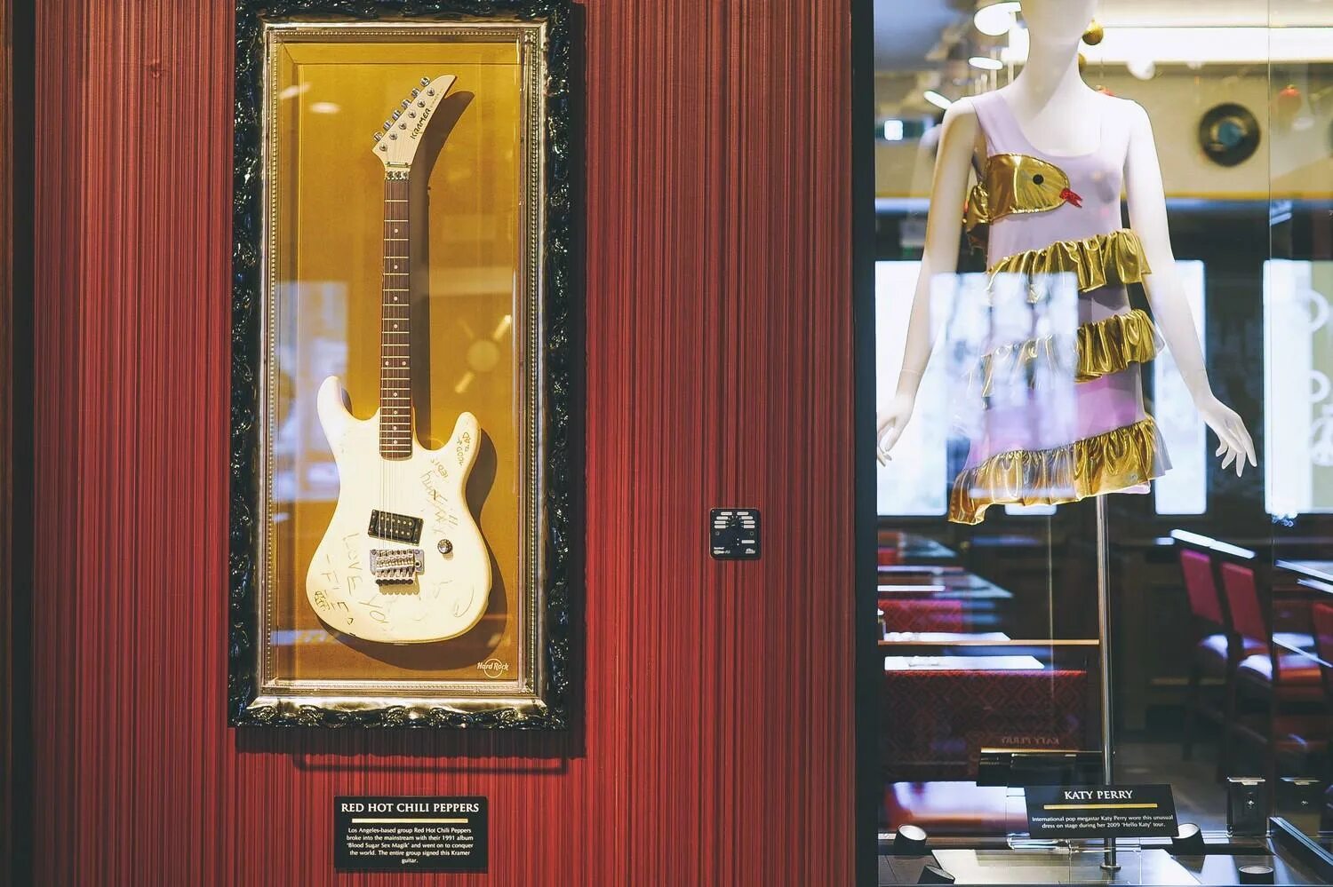 Хард рок кафе в санкт петербурге. Hard rock cafe санкт-петербург. hard rock cafe санкт-петербург гитара розенбаума. хард рок кафе в питере гитара розенбаума. hard rock cafe санкт-петербург садовая.