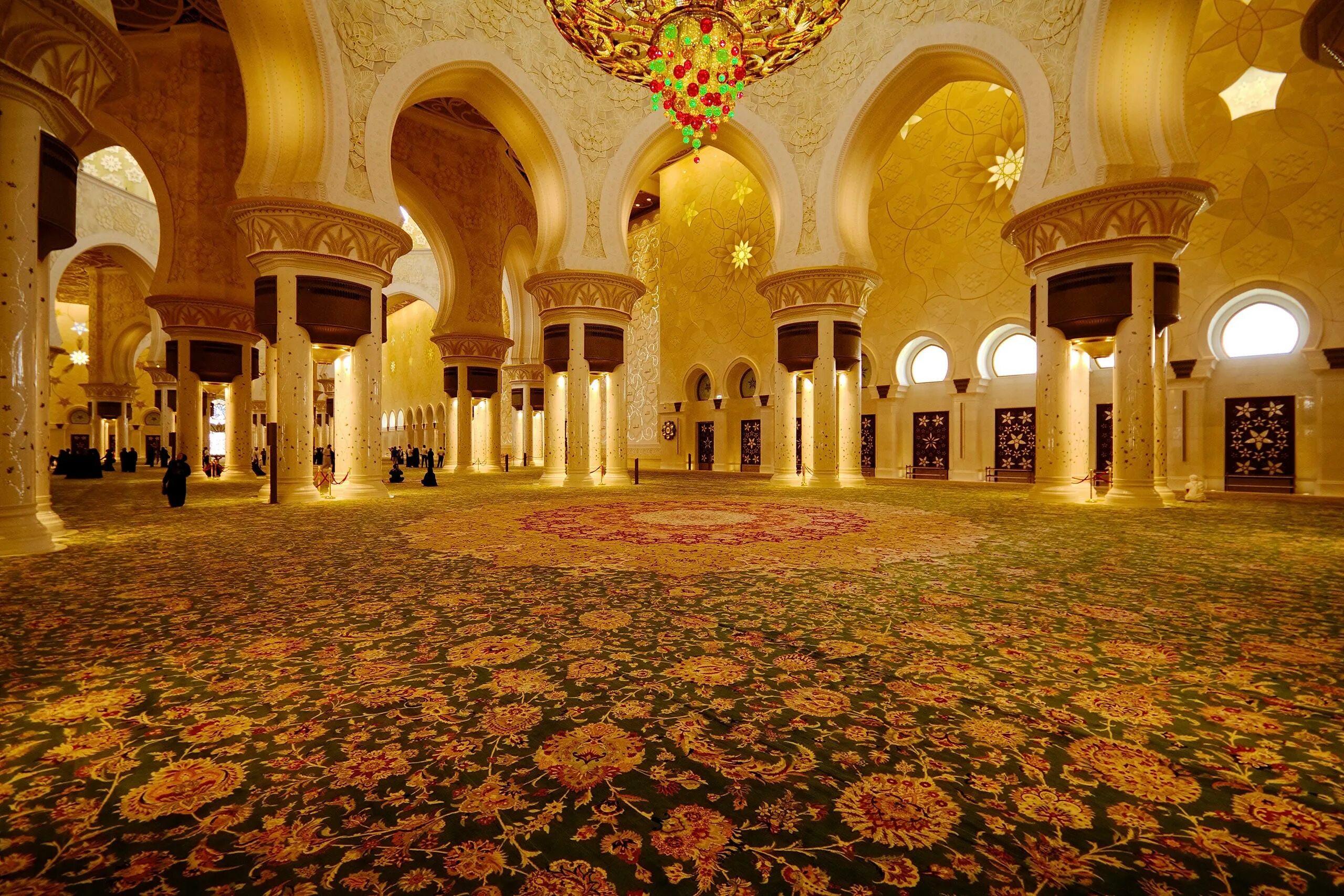 Чем украшают мечети. Ковер в мечети шейха Зайда в Абу-Даби. Самый большой ковер в мире Абу Даби. Ковры для мечети. Самыййбольшой ковнр в мечети.