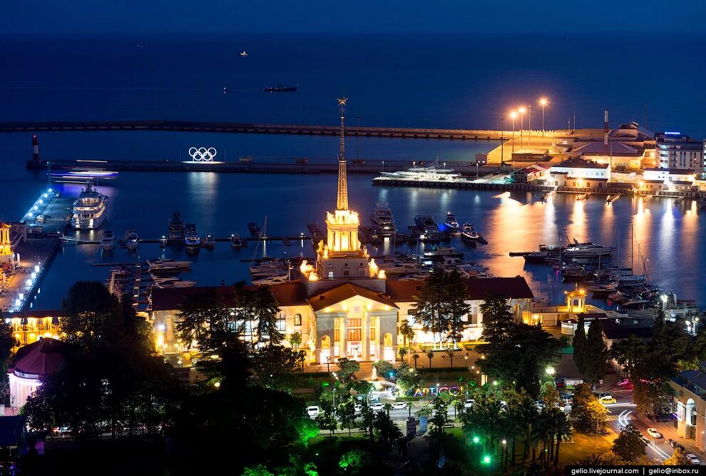 Найти город сочи. Морской вокзал сочи вечерний сочи. морпорт сочи ночью. морской порт сочи вечером. морской вокзал сочи ночью.