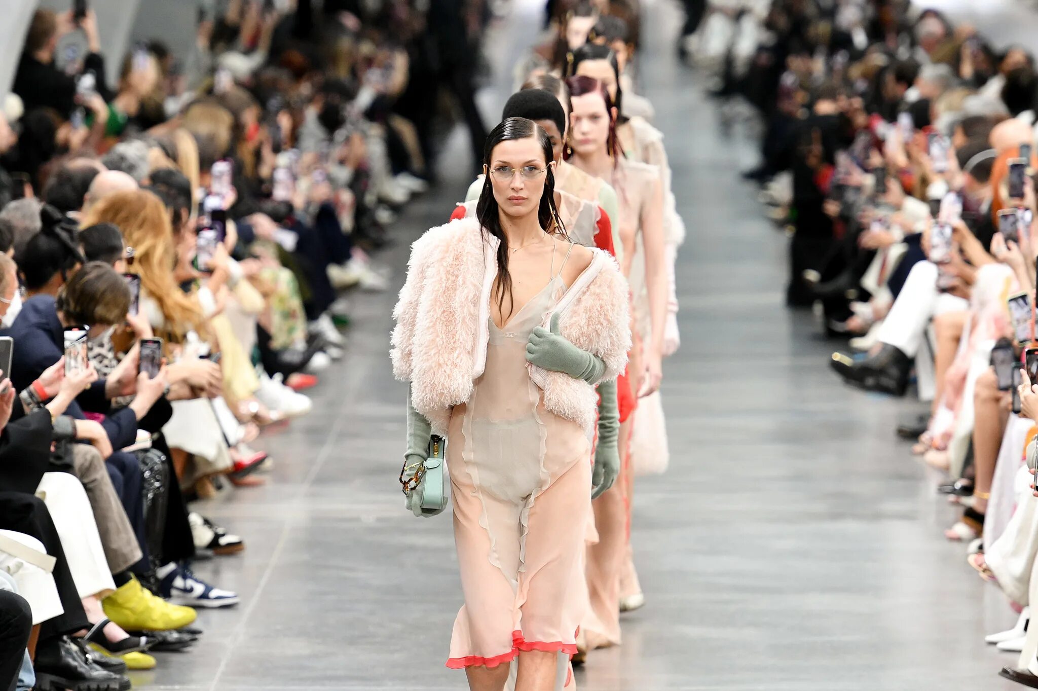 Фенди коллекция 2022. Fendi 2022 осень зима. Коллекция Fendi 2022 осень зима. Коллекция Фенди осень зима 2021 2022. Тренд 2024 длинные волосы