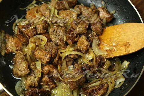 Жареные мясо с луком и морковью