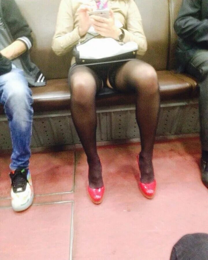 Метро под юбками трусами. Колготки под юбкой в метро. под юбкой в метрополитене. под юбкой в московском метро. подсмотренные чулки в метро.
