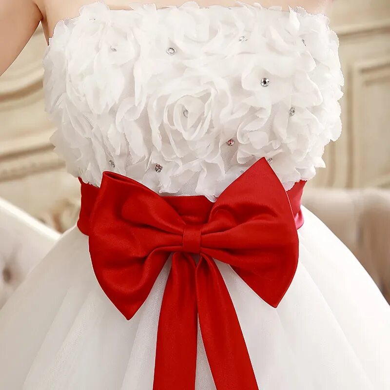 Платье с красным поясом. Свадебное платье белое с красным. Белое свадебное платье с красным поясом. Свадебное платье с бантиком. Свадебное платье с красным бантом.