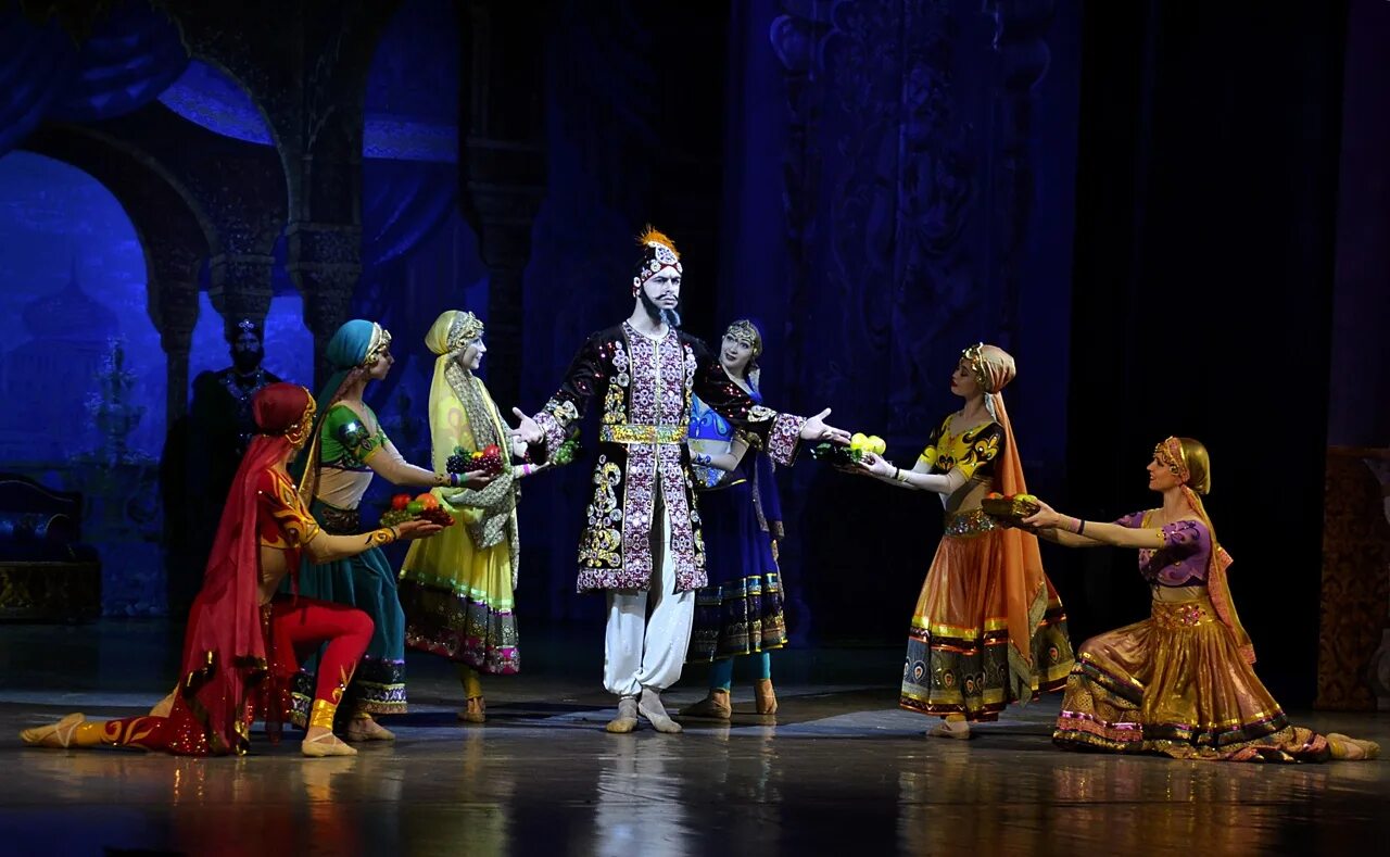 Балет золотой век большой театр. Балет золотой век григоровича. Золотая труппа где. Юрий григорович балет золотой век в большом театре. Провинциальные танцы.