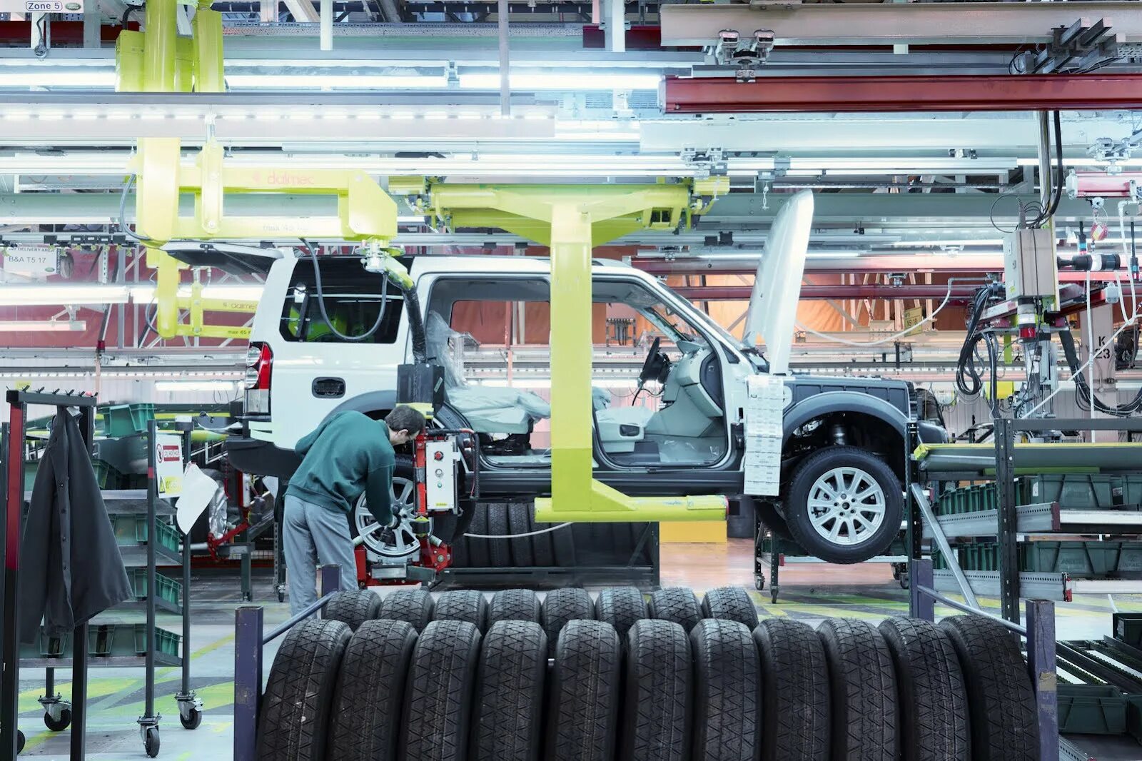 Завод ровер. Солихалл завод ленд ровер. 1000000 th land rover. завод ленд ровер в англии. автозавод ленд роверов.