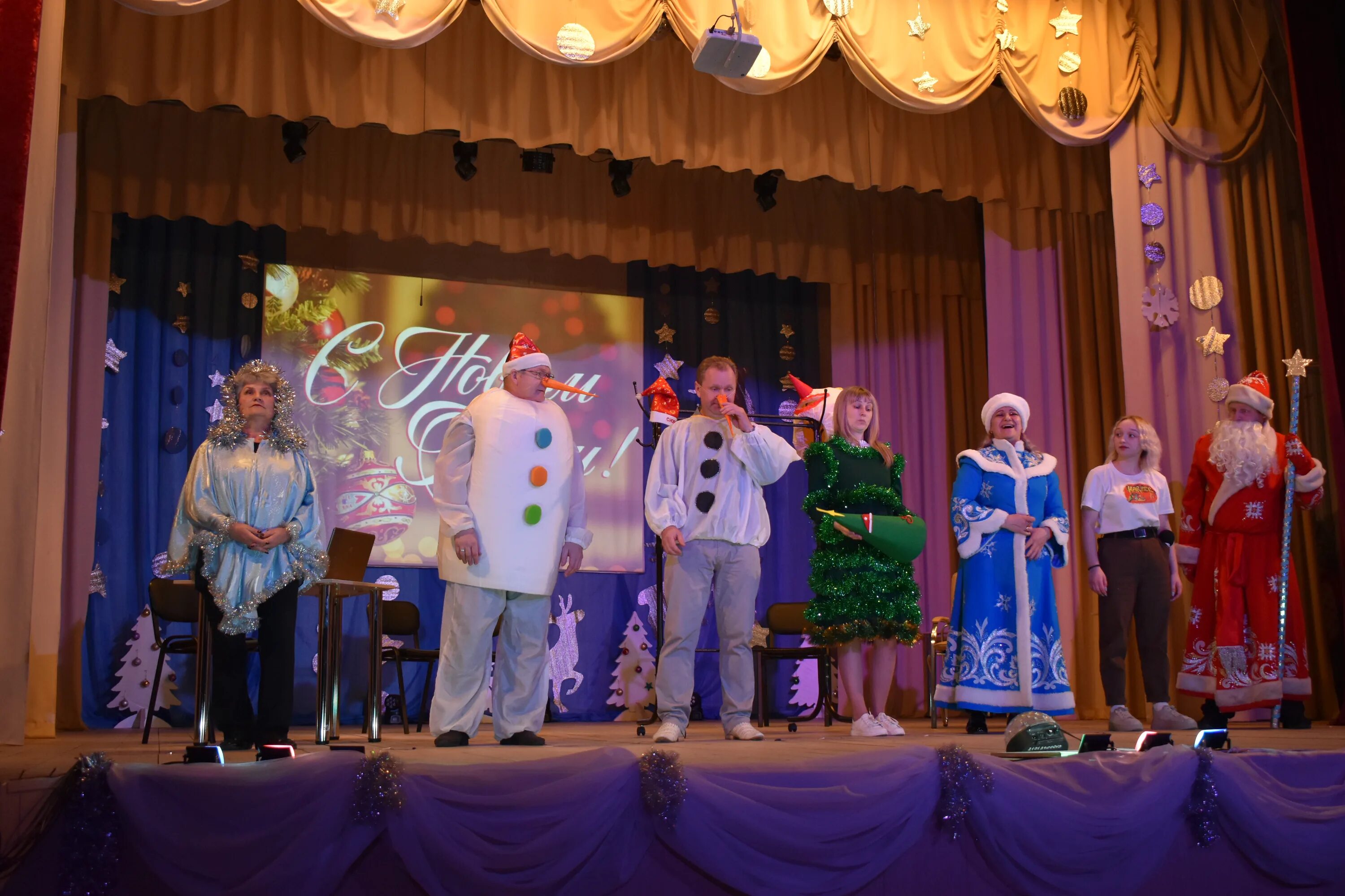 новогодние представления буденновска 2022. утренники на новый год иркутск 31 декабря. новогоднее представление невинномысск. районный дом культуры рассказовского района. новогодние мероприятия саратов 2022 года театр версия.