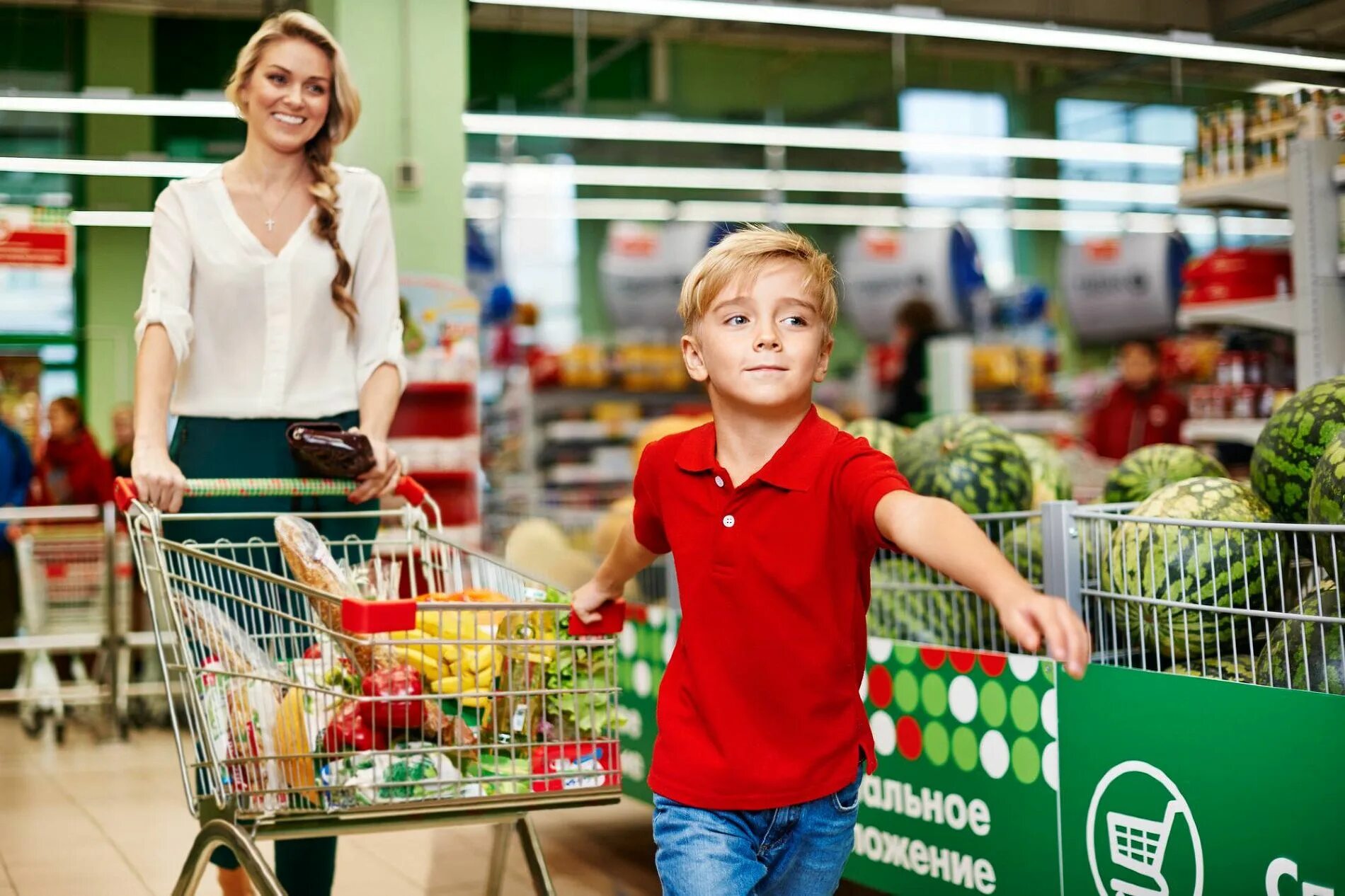 Девушка выбирает. Продукция идет в лет. Покупатель с корзиной продуктов. Покупатель в магазине. Продукты подорожали.
