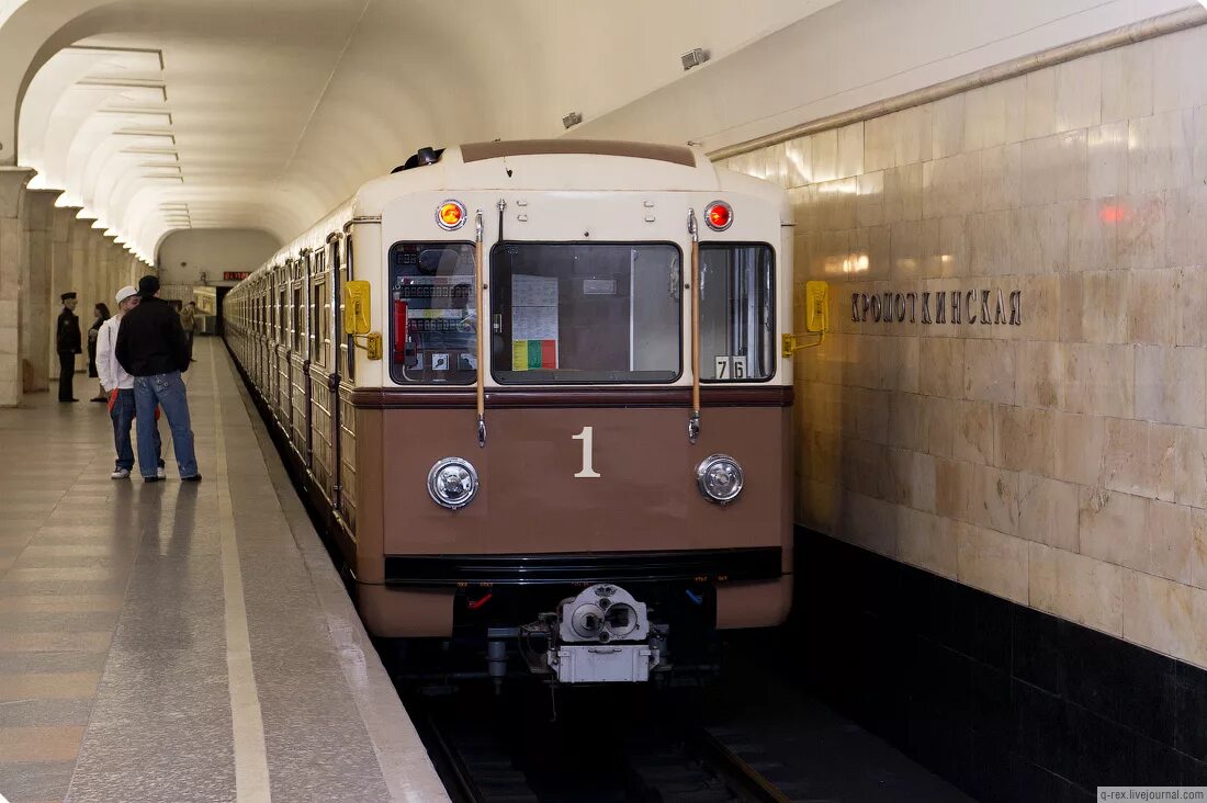 Ретропоезд Сокольники метро. Ретропоезд Сокольники вагон метро. Метро ретро поезд Сокольники. Ретро поезд метро Сокольническая линия. Ночной ретро поезд метро