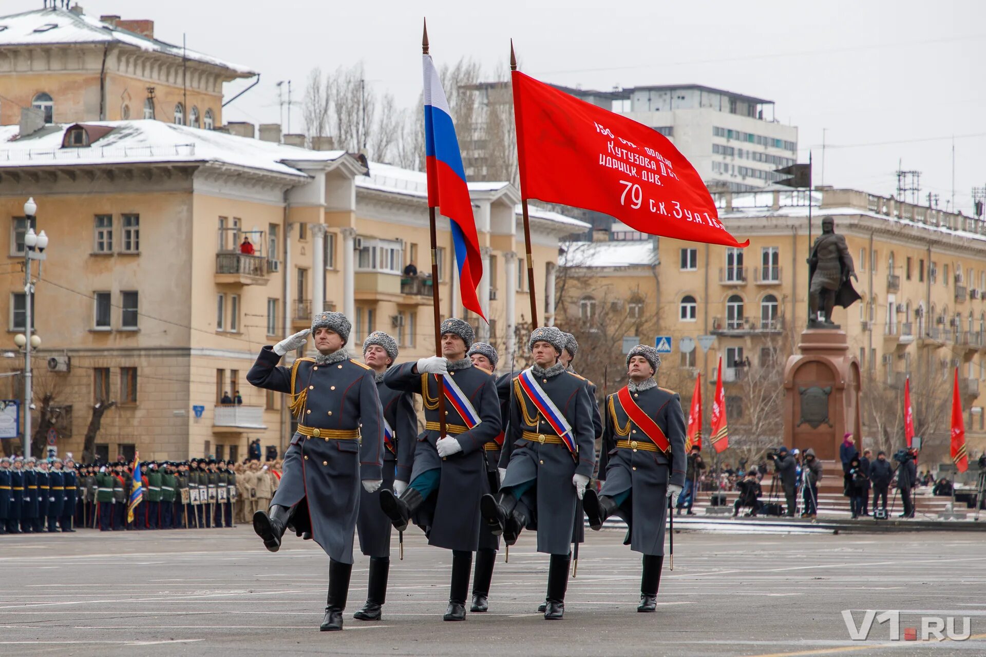 Знамя парада победы. Знамя Победы без серпа и молота в Волгограде. Знамя Победы парад Волгоград. Знамя Победы на параде в Москве. Штандарт на параде.