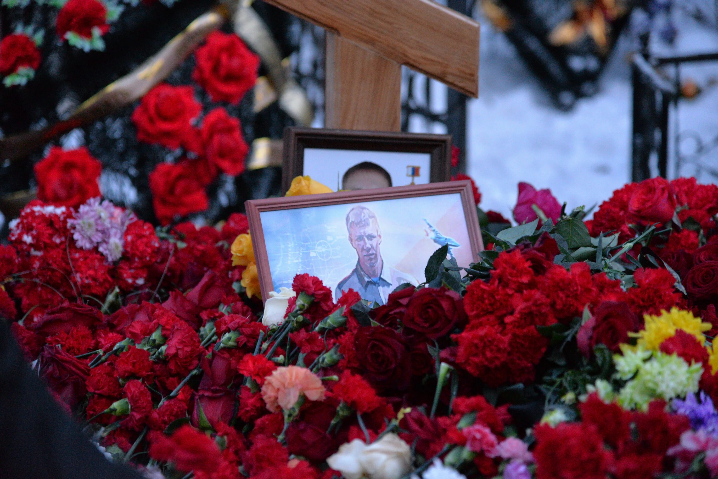 Прощание. Прощание с героем России. Могилы Сирия российские военные. Цветы на похороны погибшему войне.