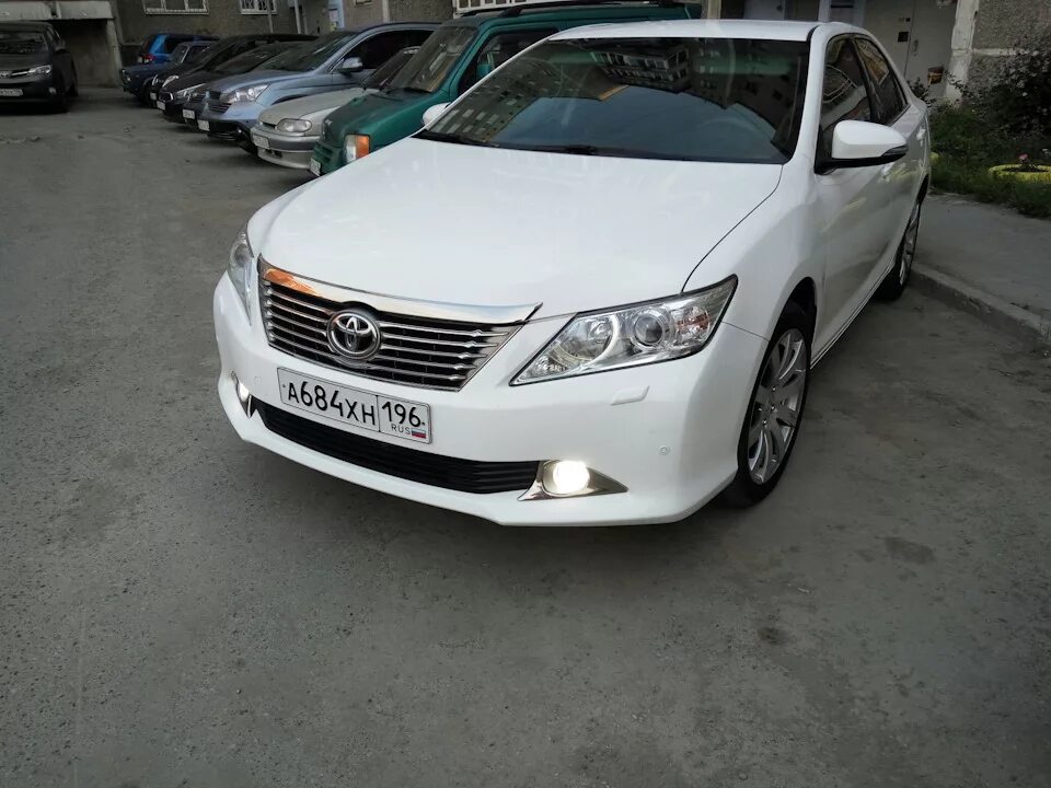 Камри 50 белая. Рамки RCS Camry 50. Тойота Камри v55. Камри 50 кузов 13 год.