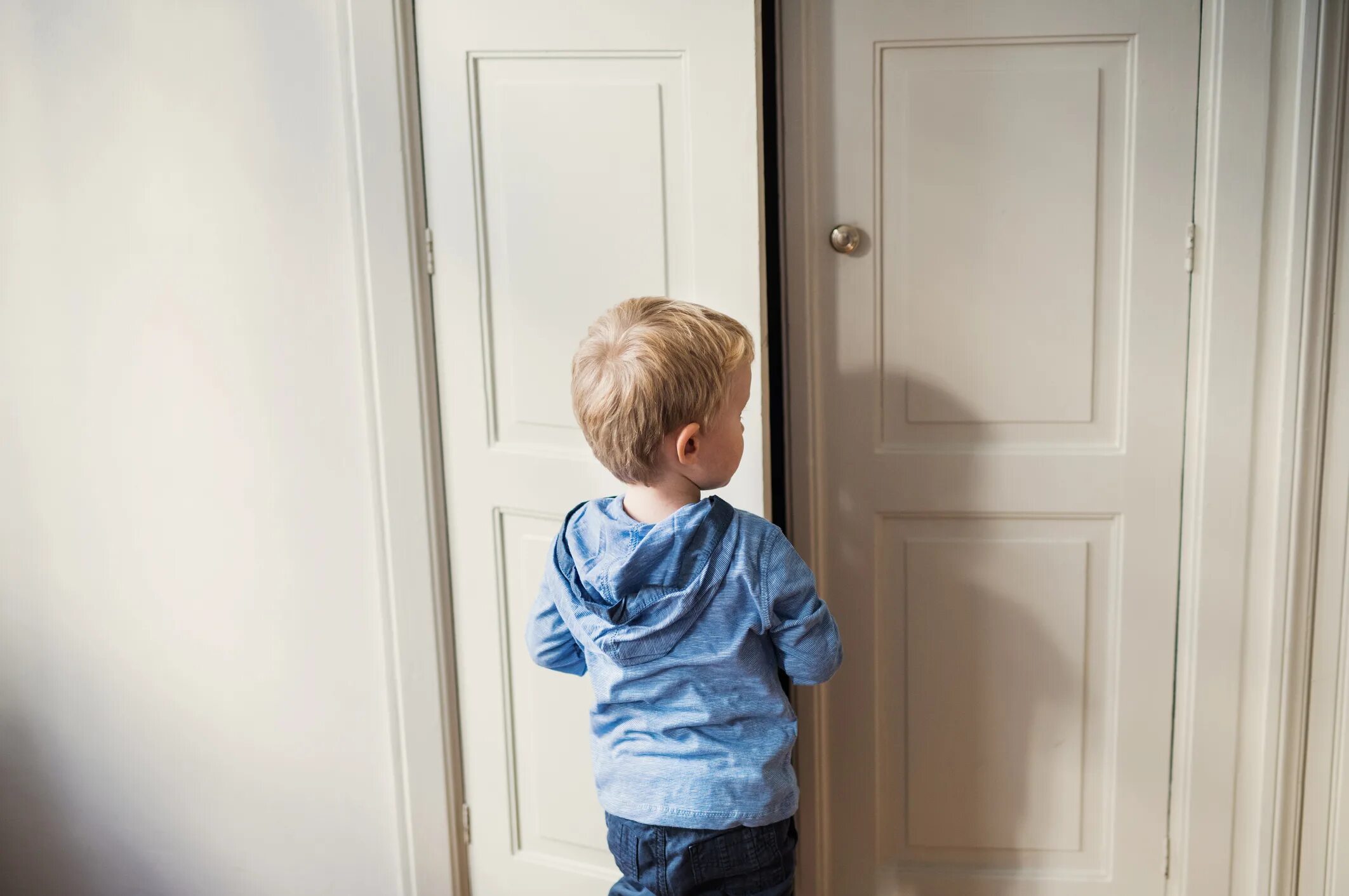 Мальчик и дверь открылась. Мальчик возле двери. Ребенок около двери. Ребенок в корзинке возле двери. Мальчик стоит возле двери.