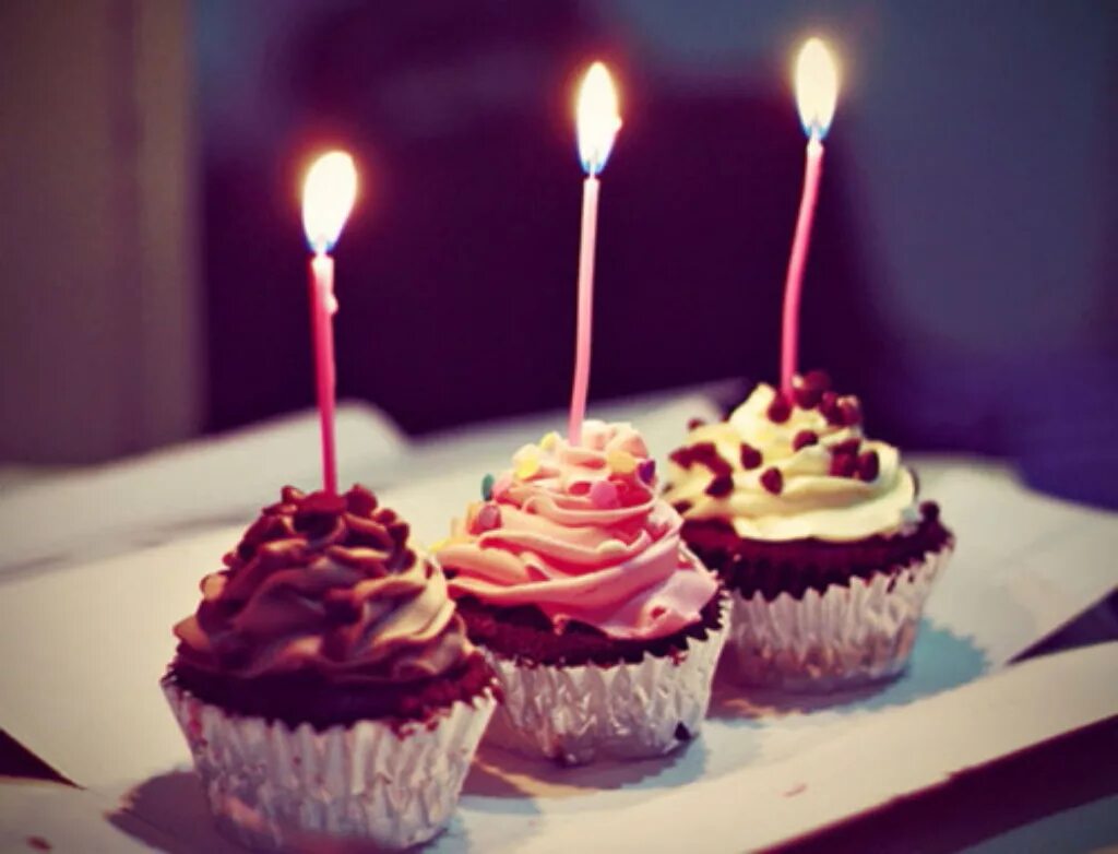 Пирожное со свечкой. Кекс со свечкой на день рождения. Свечи для торта. Пирожное со свечкой на день рождения. Пирожное со свечкой на день рождения.