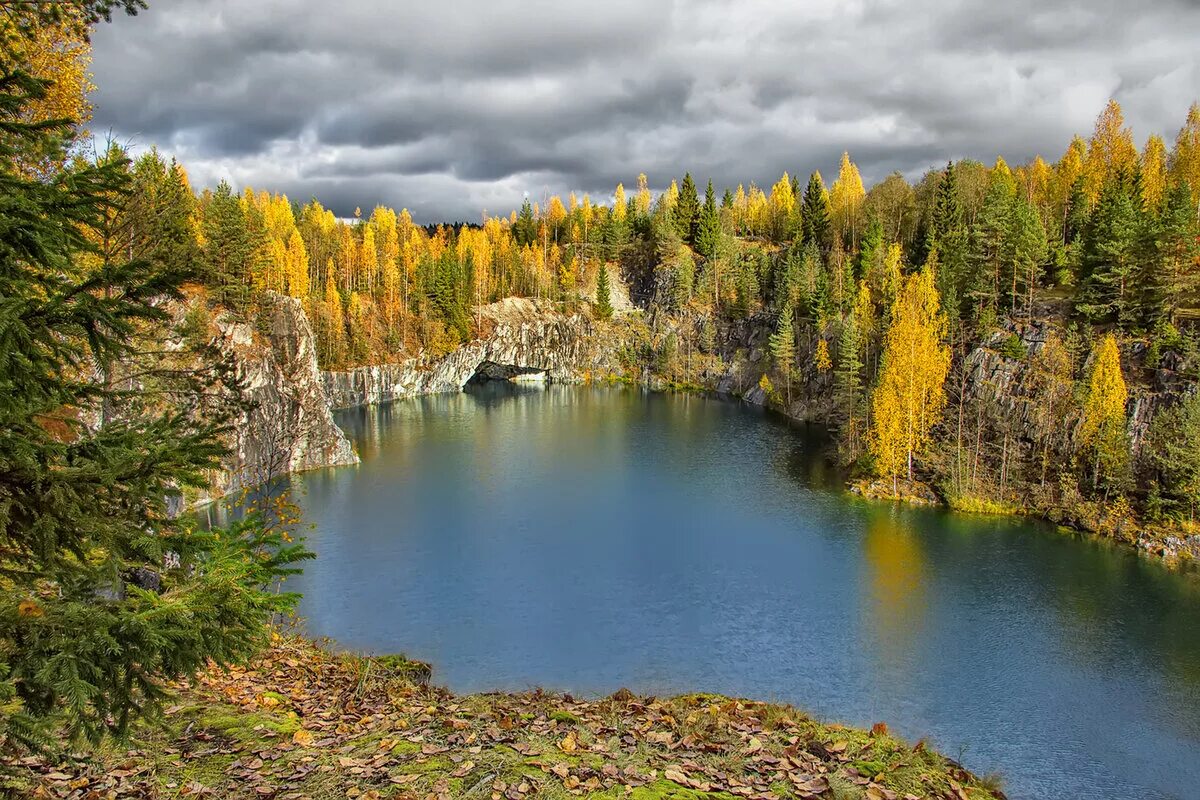 Самая живописная природа в россии. Рускеала горный парк осень. Рускеала Карелия осенью. Карелия Рускеала осень. Рускеала горный парк осенью.