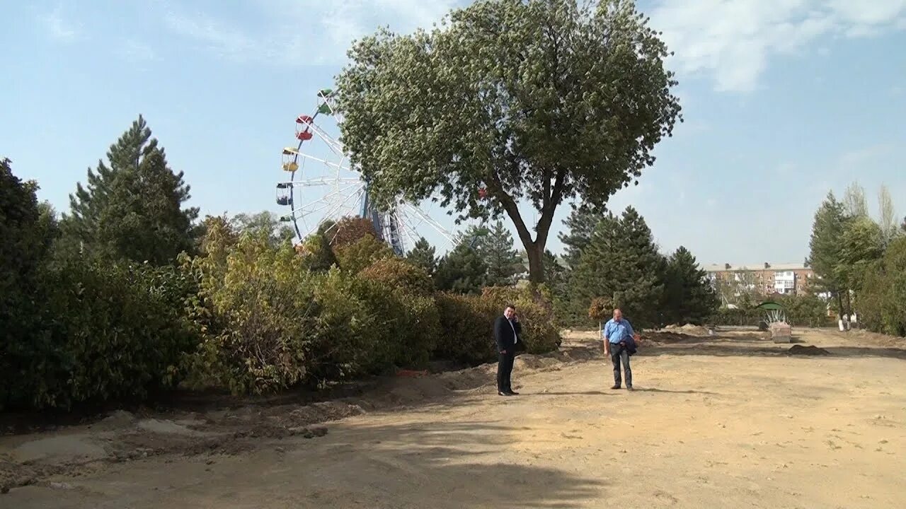 Когда будет вода в сальске. Сальск парк. Новый парк в Сальске. Парк в Сальске Ростовской области. Город Сальск парк Ванцетти.