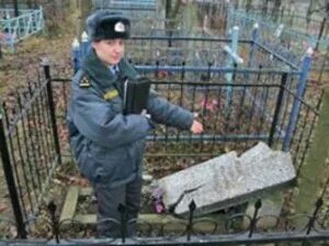 Живой уголок на кладбище. Работник кладбища. Новосходненское кладбище часовня. Охранник на кладбище живой уголок. Кладбищенский сторож.