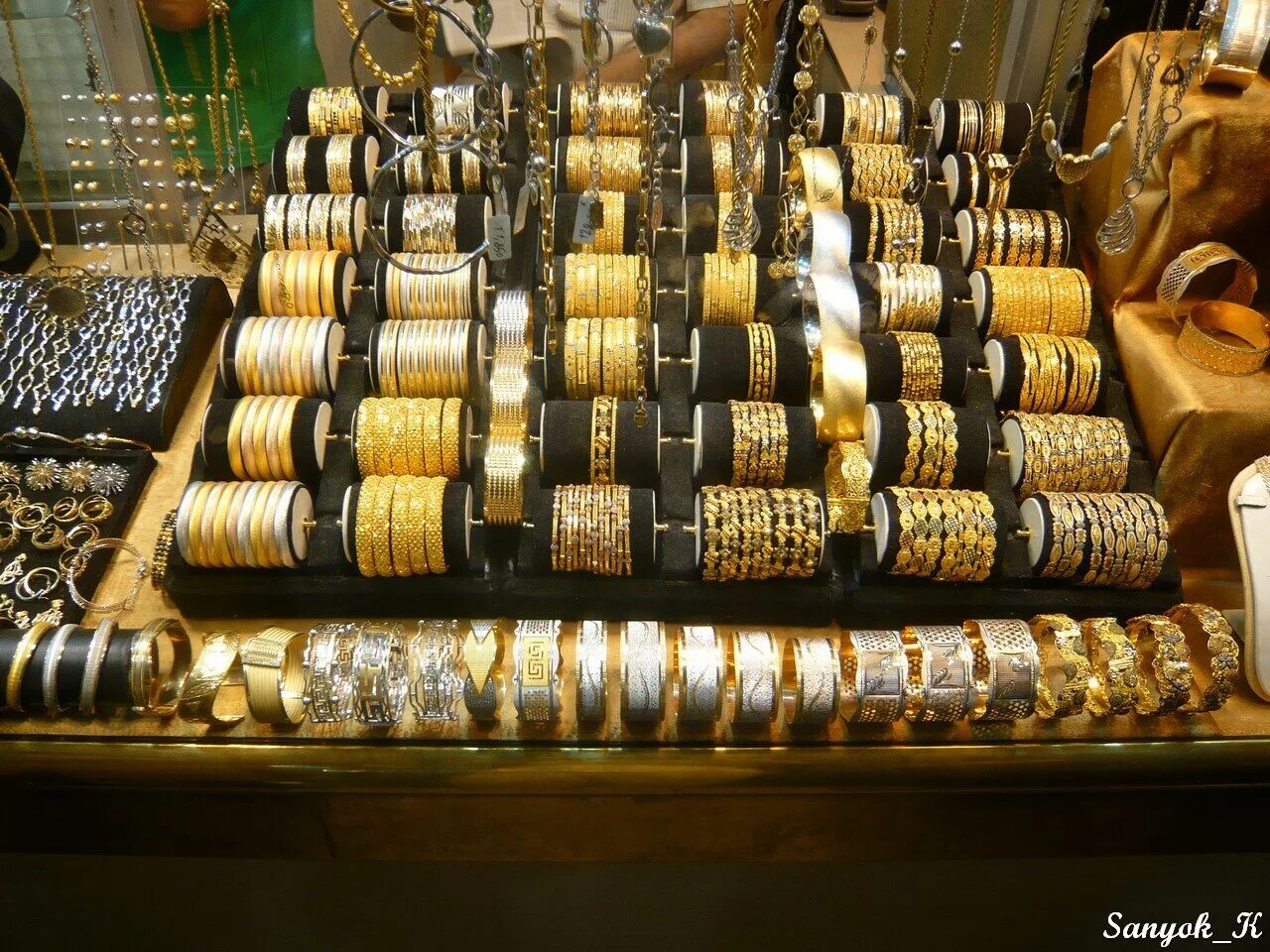 Рынок золота сегодня. Ювелирные украшения Ереван золотой рынок. Турецкое золото. Иранские золотые украшения. Армянский рынок золота.