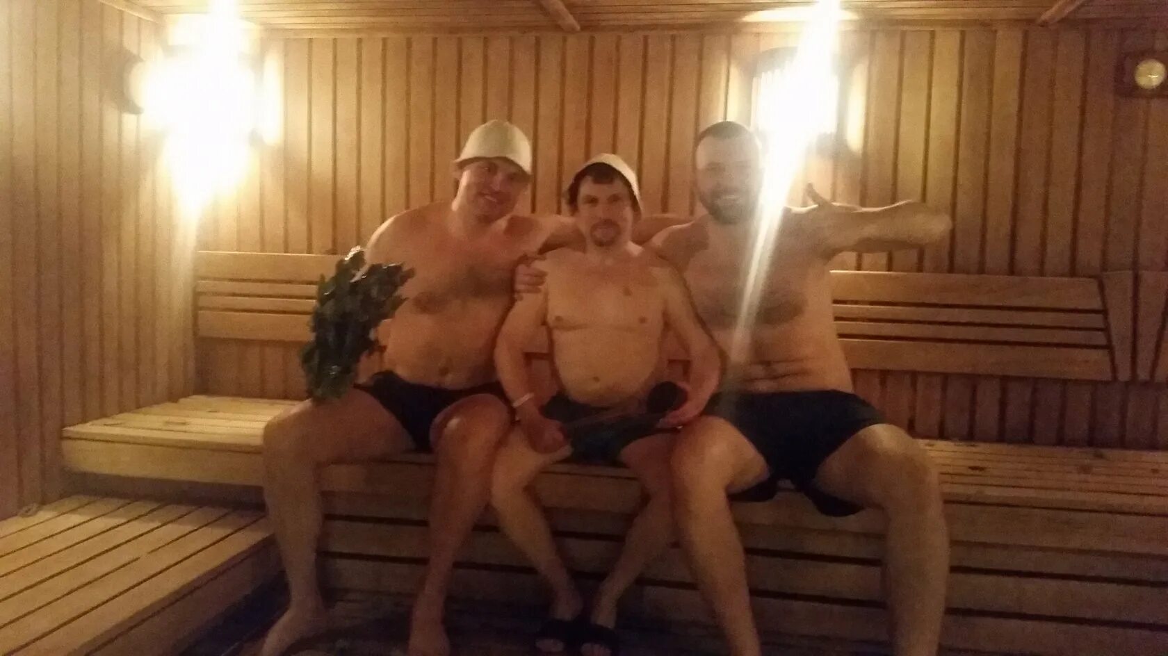 Банщик. Банщица в мужской бане. Бан шик. Костюм парильщика. Общественная мужская баня.