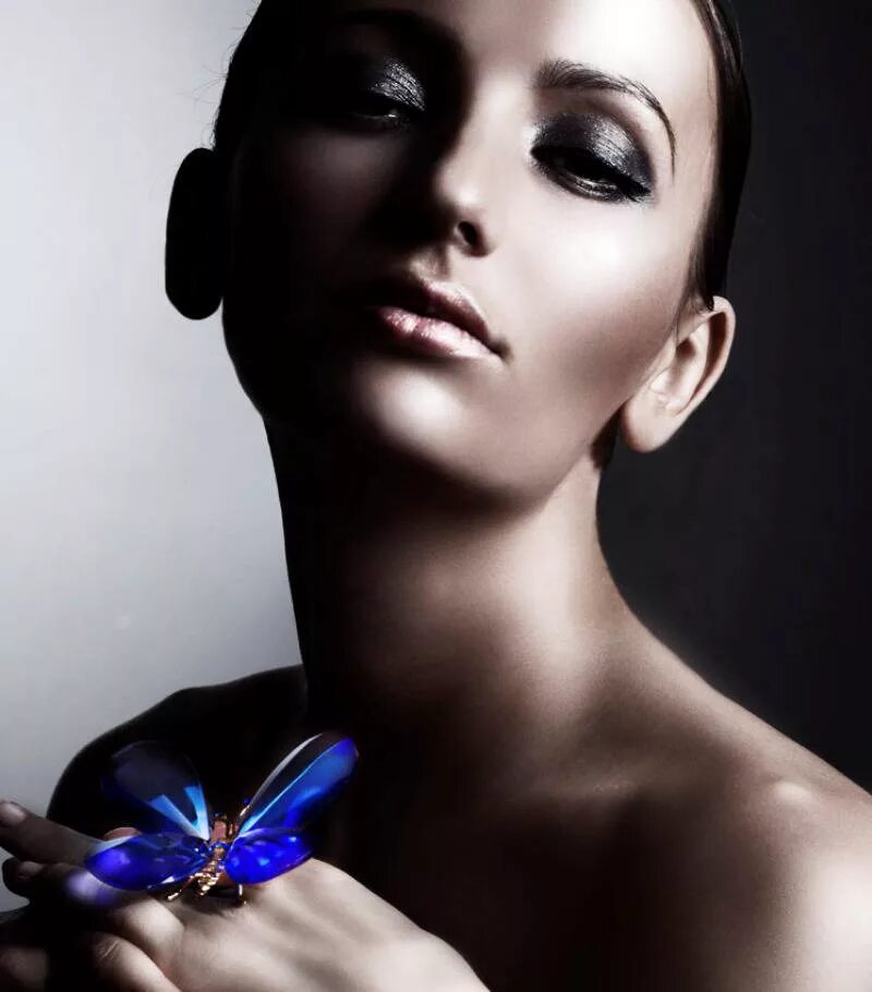 Models born. Манекенщица в мехах. Однорукая женщина. Надежда савкова модель. Kyla shinkewski.