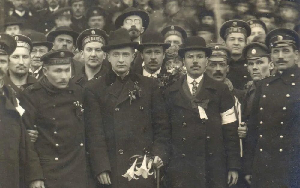 Буденный семья. Керенский временное правительство 1917. Буденный горький керенский первый председатель правления. Керенский гимназист. Буденный презентация.