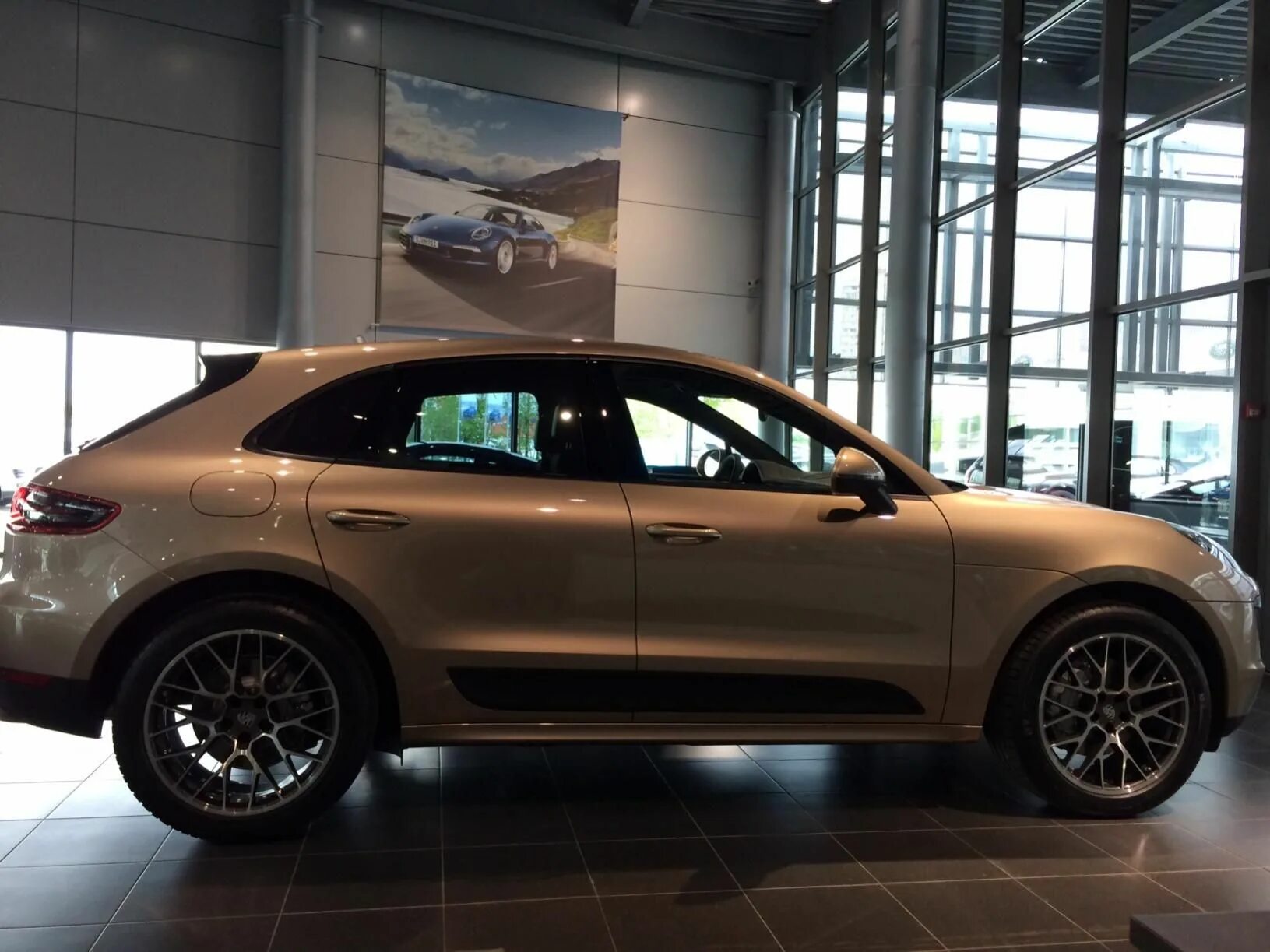 Macan м5. Porsche Macan Palladium Metallic. Порше Кайен Macan. Porsche Macan золотой. Porsche Macan золотистый.