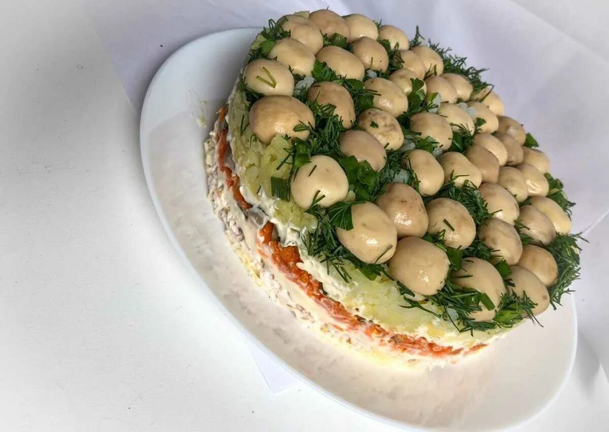 Салат лесная поляна с опятами. Салат грибная поляна с опятами. Салат грибная полянка. Грибная поляна с опятами и ветчиной. Грибная поляна лесная поляна.