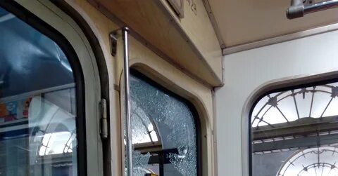 Разбитое стекло в метро