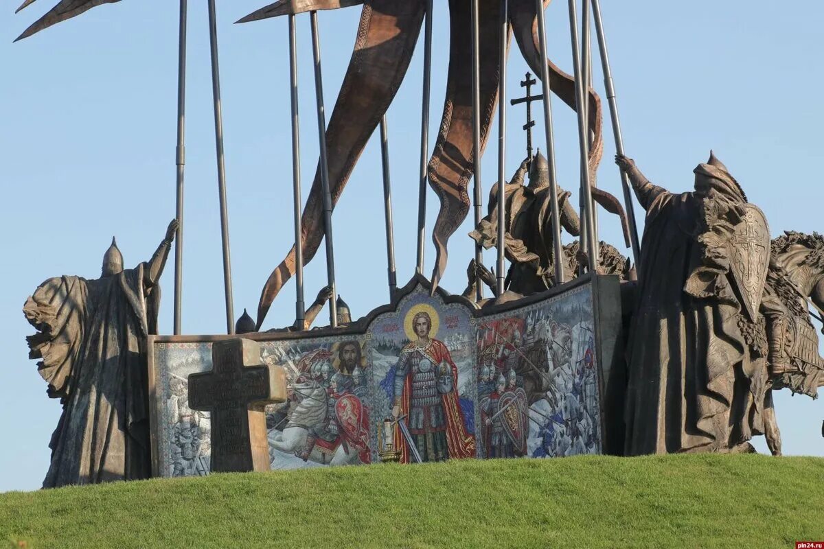 Мемориальный комплекс александр невский с дружиной. Памятник александру невскому на чудском. Князь александр невский с дружиной мемориал. Монумент александру невскому с дружиной псков. Памятник александру невскому на чудском озере.